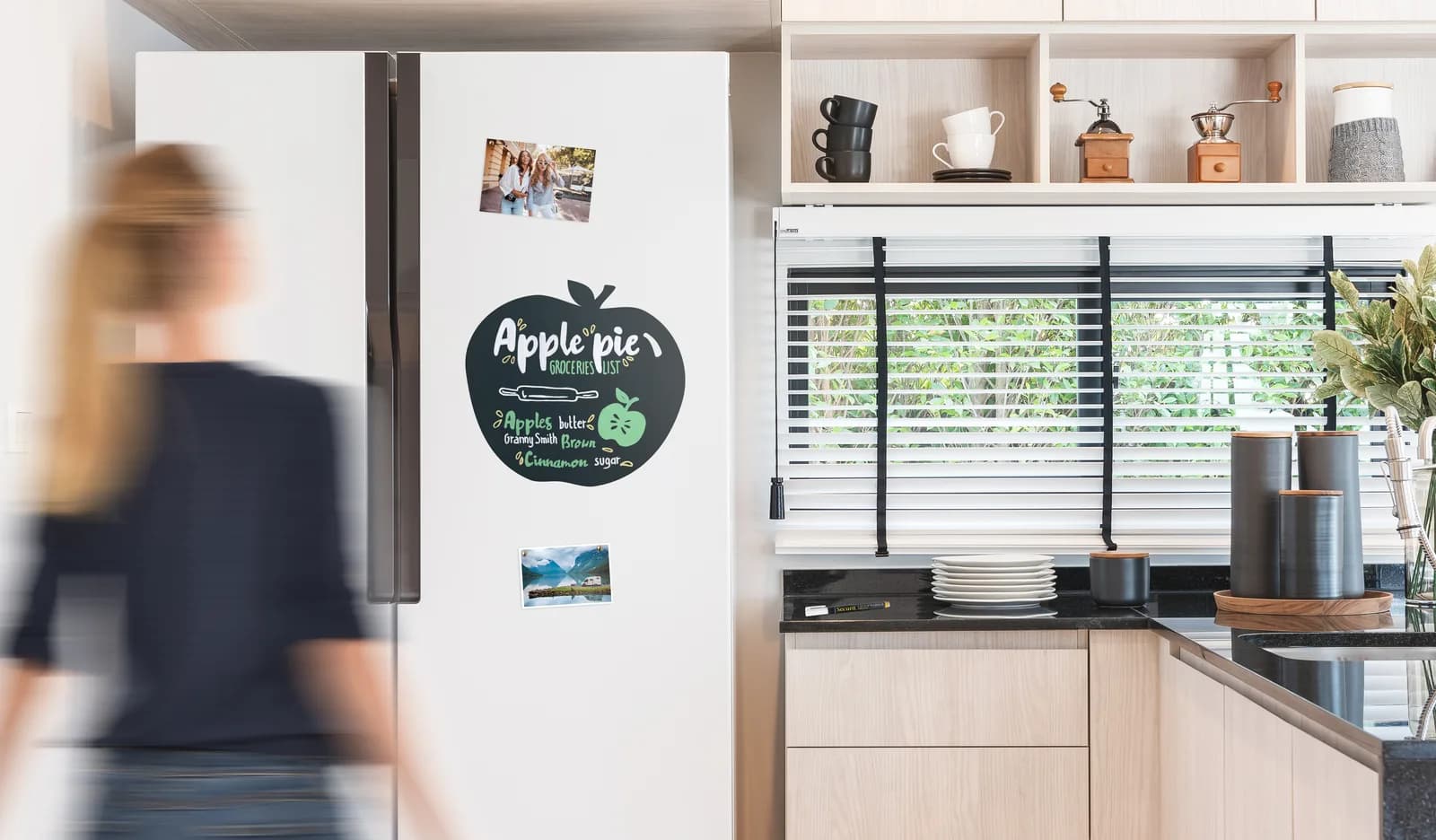 Securit® Silhouette Wandtafel Apfel – 30x50cm, Filzstift + Montageset — Securit® by Montandor — In situ