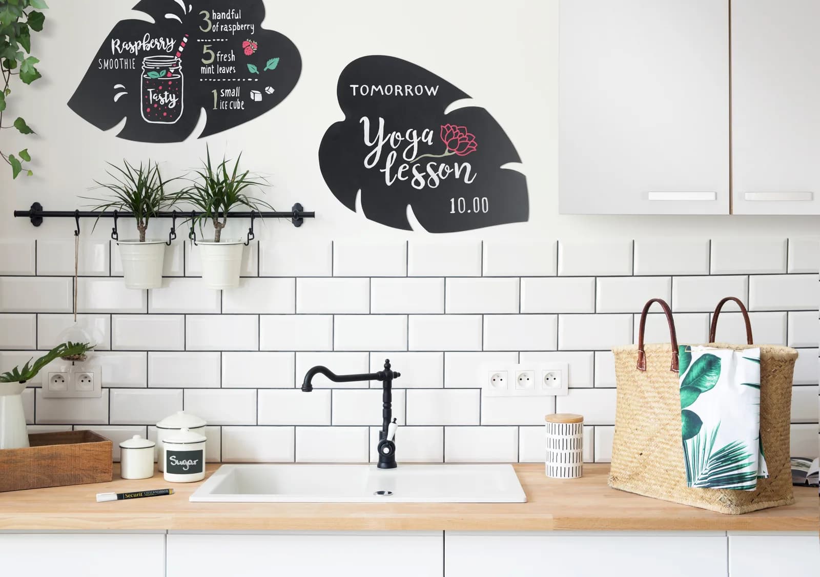 Securit® Silhouette Schiefertafel “Blatt” - Kreidestift und Klett-Befestigungsset - 43.8x29.6cm — Securit® by Montandor — In situ