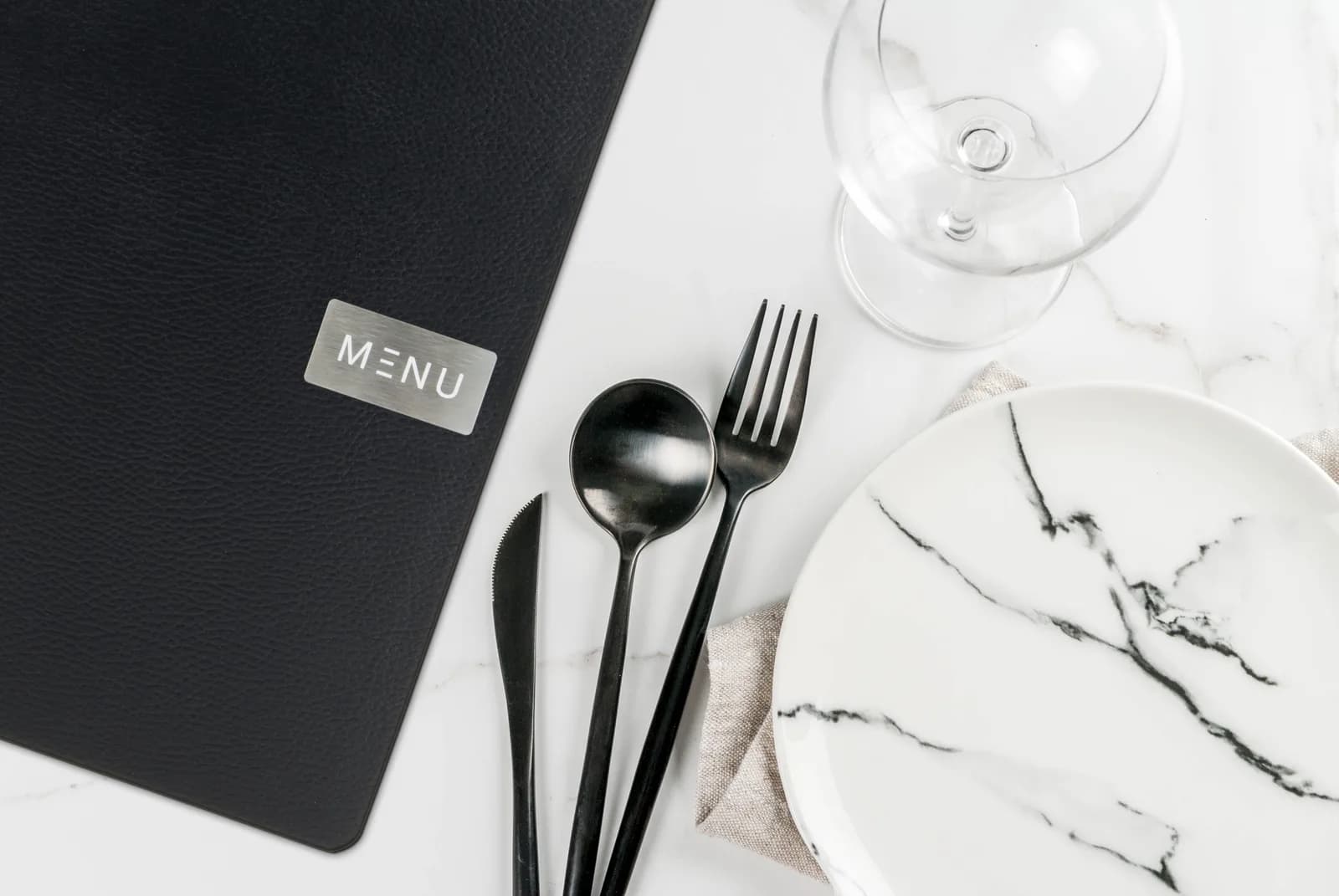 Securit® A4 menumap Raw – zwart eco-leder – bonded leather met Menu- en blancoplaatje — Securit® by Montandor — In situ