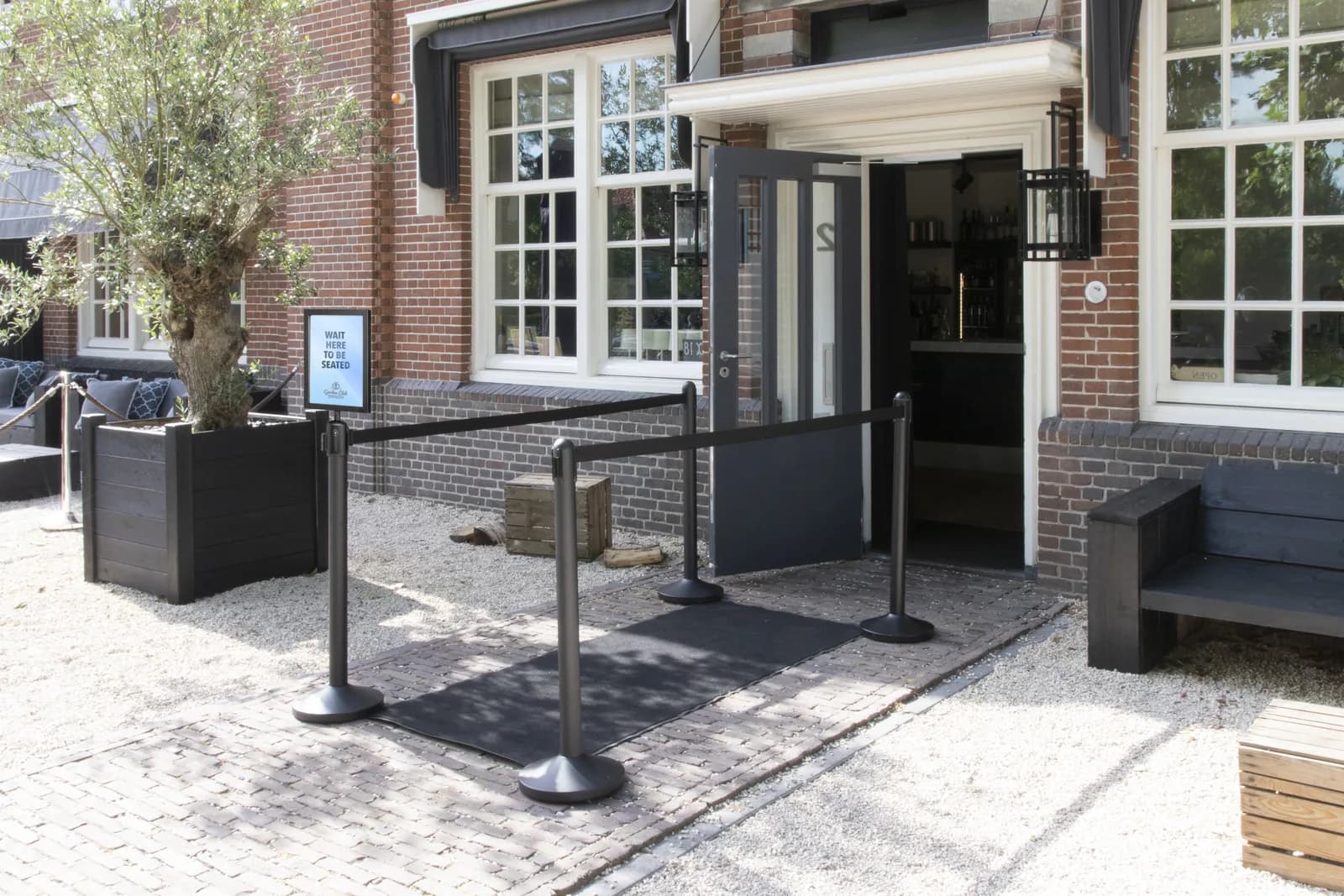 Securit® A4 plakhouder voor intrekbare afzetpaal – Zwart – Met montagekit — Securit® by Montandor — In situ