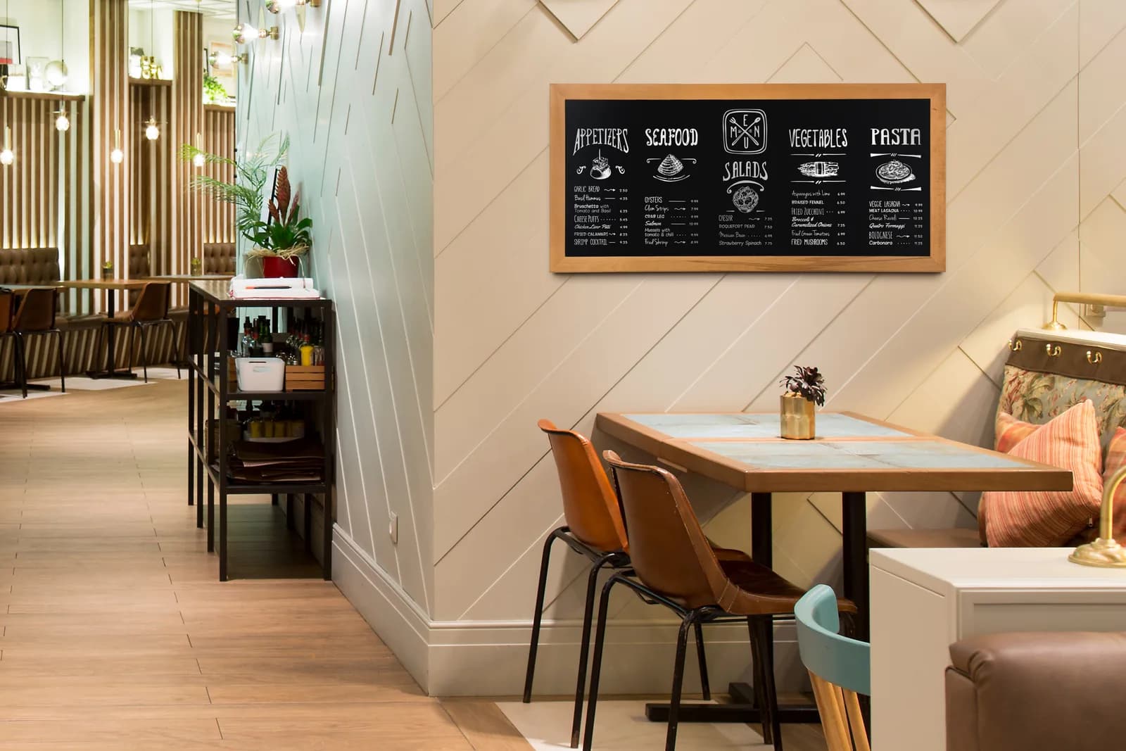 Securit® Holz-Kreidetafel lang, Teakfinish – 56×120cm inkl. Wandbefestigung — Securit® by Montandor — In situ