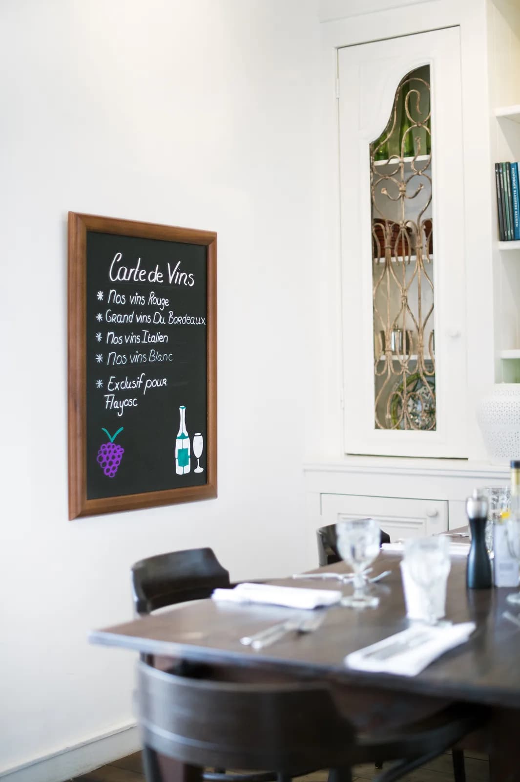 Securit® Universal wand-krijtbord — donkerbruin gelakt houten kader — 60 × 80 cm — montageset inbegrepen — Securit® by Montandor — In situ