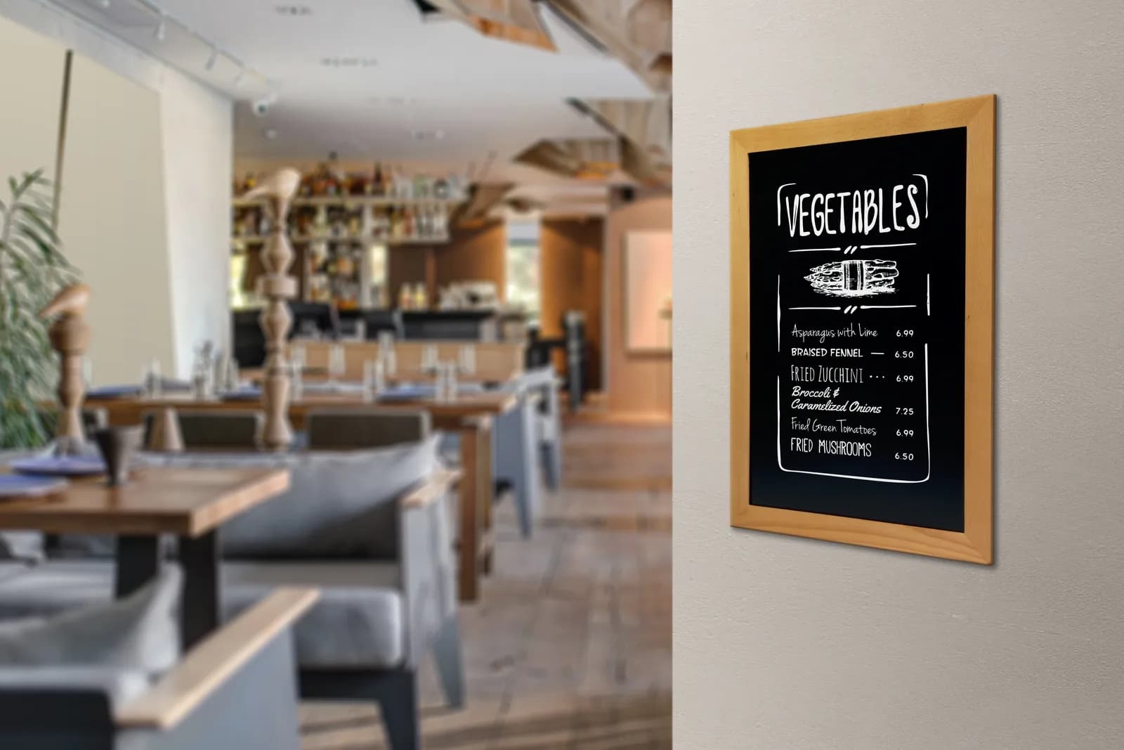 Securit® Universelle Holzschiefertafel, Teakfinish lackiert, mit Wandhalterung – 60×80 cm — Securit® by Montandor — In situ