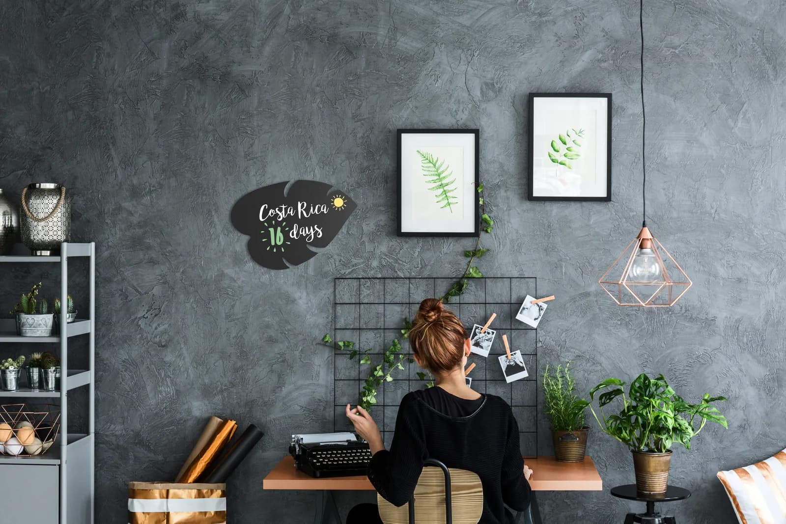 Securit® Silhouette Schiefertafel “Blatt” - Kreidestift und Klett-Befestigungsset - 43.8x29.6cm — In situ
