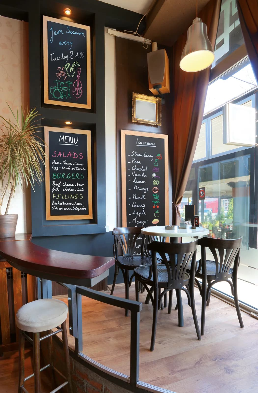 Securit® Holz-Kreidetafel lang, Teakfinish – 56×100cm inkl. Wandbefestigung — In situ