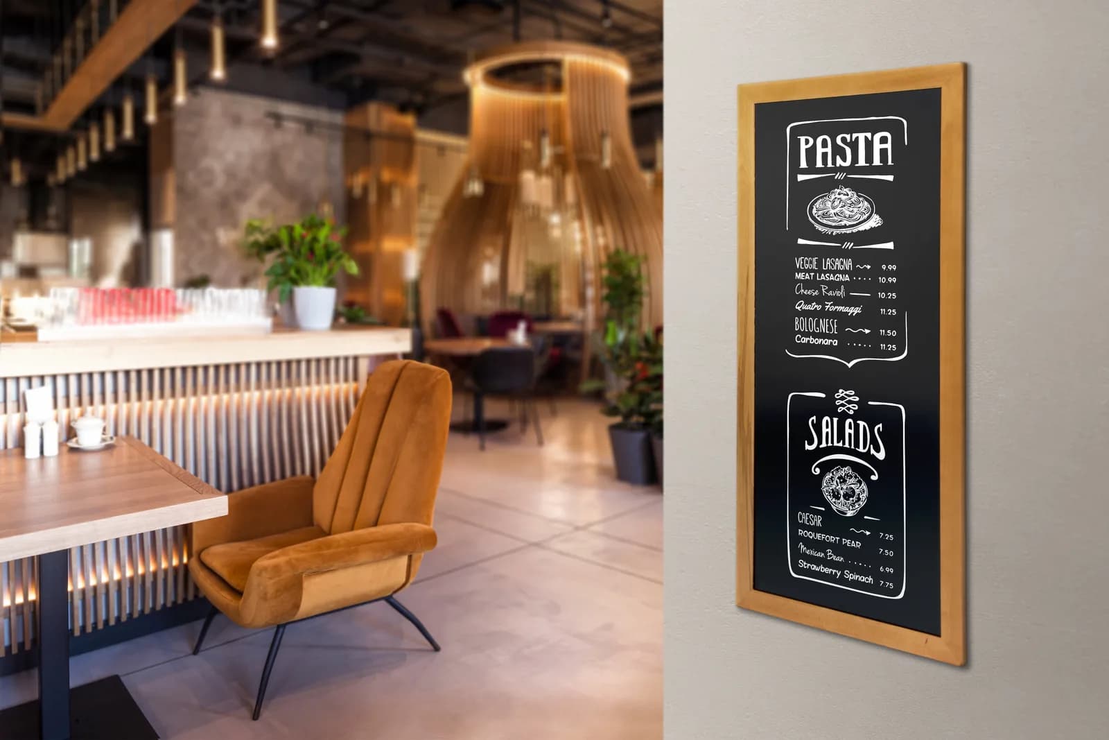 Securit® Holz-Kreidetafel lang, Teakfinish – 56×120cm inkl. Wandbefestigung — In situ